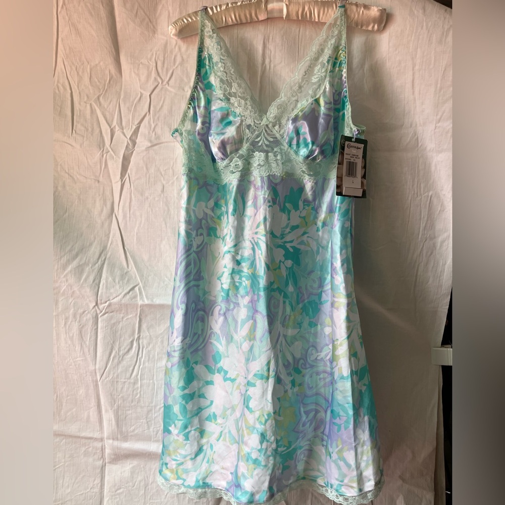 Cinema Etoile Intimates Designed by Tom Bezduda
Satin Floral Nightgown Size L